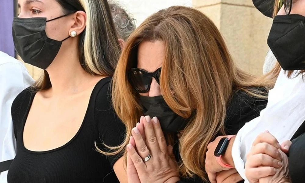 Δέσποινα Μοιραράκη: Καταρρακωμένη στην κηδεία του συζύγου της